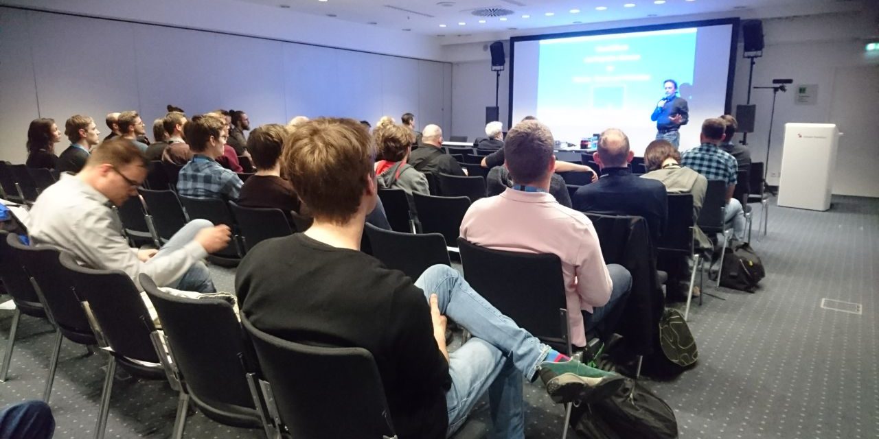 Vortrag-Immersive-Technologies Das Bild zeigt eine Collage aus acht Porträtfotos verschiedener Personen, die vermutlich als Speaker auf der Prolight + Sound 2025 auftreten werden. Die Bilder sind in einem blauen Rahmen angeordnet und vermitteln eine vielfältige, kreative und technikaffine Atmosphäre.
Oben links ist ein Mann mit dunklerem Haar und einem schwarzen Hemd zu sehen, der freundlich in die Kamera blickt. In der Mitte oben erscheint ein glatzköpfiger Mann mit Bart, Brille und einem hellblauen Hemd, der einladend lächelt. Oben rechts befindet sich eine Frau mit kurzen braunen Haaren und Brille, die vor einem farbenfrohen Hintergrund steht.
In der linken Bildmitte hält eine Frau mit langen Haaren eine E-Gitarre nach vorne und blickt entschlossen in die Kamera, was auf eine musikalische Performance hinweisen könnte. Rechts daneben sieht man eine Frau mit roten Haaren inmitten einer beeindruckenden Veranstaltungstechnik-Kulisse, umgeben von bunten Lichtern und Displays.
Unten links ist ein Mann mit gewelltem Haar und dunklem Hemd zu sehen, während im Hintergrund violettes Bühnenlicht für eine atmosphärische Wirkung sorgt. In der unteren Bildmitte trägt eine Frau ein futuristisches, weißes Outfit mit technologisch anmutenden Details, darunter mehrere kleine Sensoren oder Kameras auf ihrer Kleidung. Unten rechts hält ein Mann mit Schnurrbart und kariertem Sakko ein Mikrofon in der Hand und gestikuliert engagiert, was auf eine Moderation oder Keynote hindeutet.
Insgesamt präsentiert die Collage eine spannende Mischung aus kreativen Köpfen, Technikexperten und Künstlern, die das Programm der Prolight + Sound 2025 mit innovativen Vorträgen und Performances bereichern könnten.