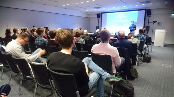 Das Bild zeigt eine Collage aus acht Porträtfotos verschiedener Personen, die vermutlich als Speaker auf der Prolight + Sound 2025 auftreten werden. Die Bilder sind in einem blauen Rahmen angeordnet und vermitteln eine vielfältige, kreative und technikaffine Atmosphäre.

Oben links ist ein Mann mit dunklerem Haar und einem schwarzen Hemd zu sehen, der freundlich in die Kamera blickt. In der Mitte oben erscheint ein glatzköpfiger Mann mit Bart, Brille und einem hellblauen Hemd, der einladend lächelt. Oben rechts befindet sich eine Frau mit kurzen braunen Haaren und Brille, die vor einem farbenfrohen Hintergrund steht.

In der linken Bildmitte hält eine Frau mit langen Haaren eine E-Gitarre nach vorne und blickt entschlossen in die Kamera, was auf eine musikalische Performance hinweisen könnte. Rechts daneben sieht man eine Frau mit roten Haaren inmitten einer beeindruckenden Veranstaltungstechnik-Kulisse, umgeben von bunten Lichtern und Displays.

Unten links ist ein Mann mit gewelltem Haar und dunklem Hemd zu sehen, während im Hintergrund violettes Bühnenlicht für eine atmosphärische Wirkung sorgt. In der unteren Bildmitte trägt eine Frau ein futuristisches, weißes Outfit mit technologisch anmutenden Details, darunter mehrere kleine Sensoren oder Kameras auf ihrer Kleidung. Unten rechts hält ein Mann mit Schnurrbart und kariertem Sakko ein Mikrofon in der Hand und gestikuliert engagiert, was auf eine Moderation oder Keynote hindeutet.

Insgesamt präsentiert die Collage eine spannende Mischung aus kreativen Köpfen, Technikexperten und Künstlern, die das Programm der Prolight + Sound 2025 mit innovativen Vorträgen und Performances bereichern könnten.