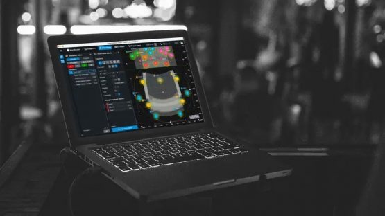 Laptop mit geöffneter d&b Create.Control Software, die ein Bühnen-Setup zeigt.