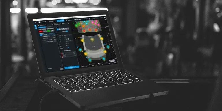 Laptop mit geöffneter d&b Create.Control Software, die ein Bühnen-Setup zeigt.