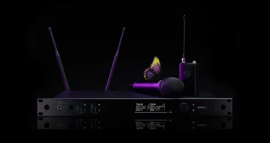 Das Bild zeigt ein hochwertiges Drahtlossystem aus der DPA N-Serie Digital Wireless, bestehend aus mehreren Komponenten. Im Mittelpunkt steht ein N-DR1 Digital Wireless Receiver, ein professioneller Zweikanalempfänger mit zwei aufrecht stehenden Antennen, mehreren LED-Anzeigen und einem Display, das technische Informationen wie Frequenzen und Signalstärke darstellt.

Auf dem Empfänger liegt ein kabelloses Handmikrofon, das zum DPA d:facto™-Sortiment gehören könnte. Rechts daneben steht ein Bodypack-Transmitter mit einer angeschlossenen Antenne, der eine kompakte und robuste Bauweise aufweist. Das gesamte Equipment ist in einem eleganten, schwarzen Design mit modernen, lila Akzenten gehalten.

Besonders auffällig ist ein Schmetterling, der auf dem Mikrofon platziert ist. Dies könnte symbolisch für die klare und natürliche Klangqualität der DPA-Produkte stehen. Der Hintergrund ist tiefschwarz, was das Equipment in den Fokus rückt und die hochwertige Ästhetik der Produktreihe unterstreicht.
