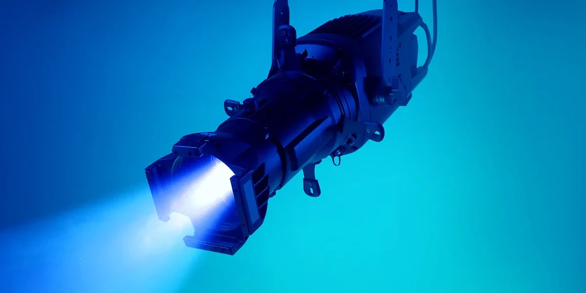 Ein schwarzer LED-Scheinwerfer strahlt einen intensiven blauen Lichtkegel aus.