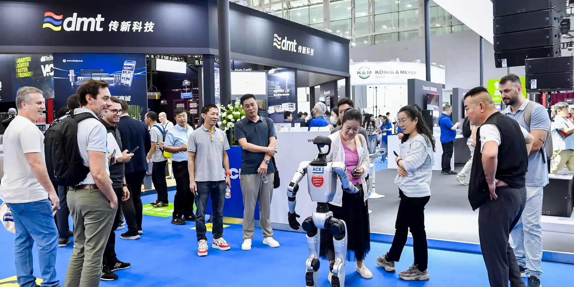 exhibitorservives_prolight_sound_guangzhou_6 A robot is observed by trade visitors at the Prolight + Sound Guangzhou exhibition stand.
