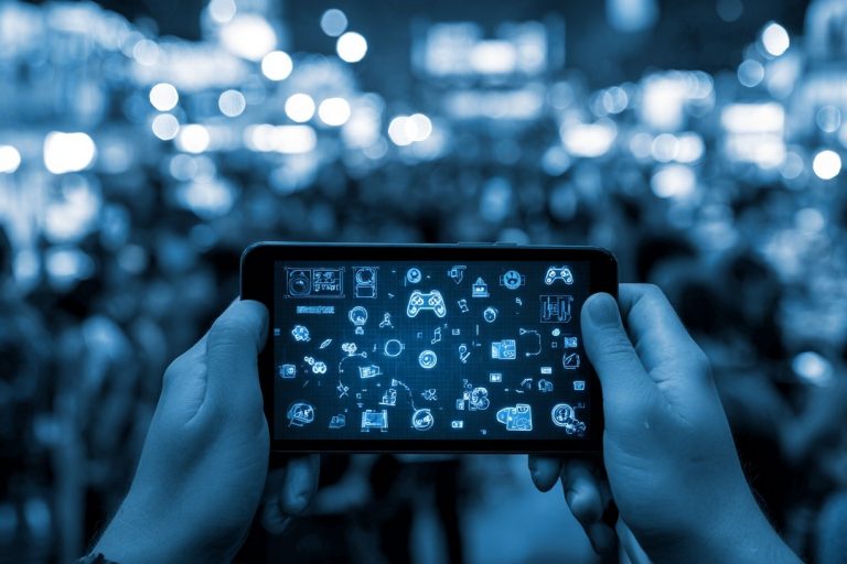 Eine Person hält ein Smartphone mit leuchtenden Gaming-Symbolen vor einer verschwommenen Menschenmenge.