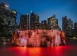 Leuchtende Lichtinstallation vor der nächtlichen Skyline von Singapur
