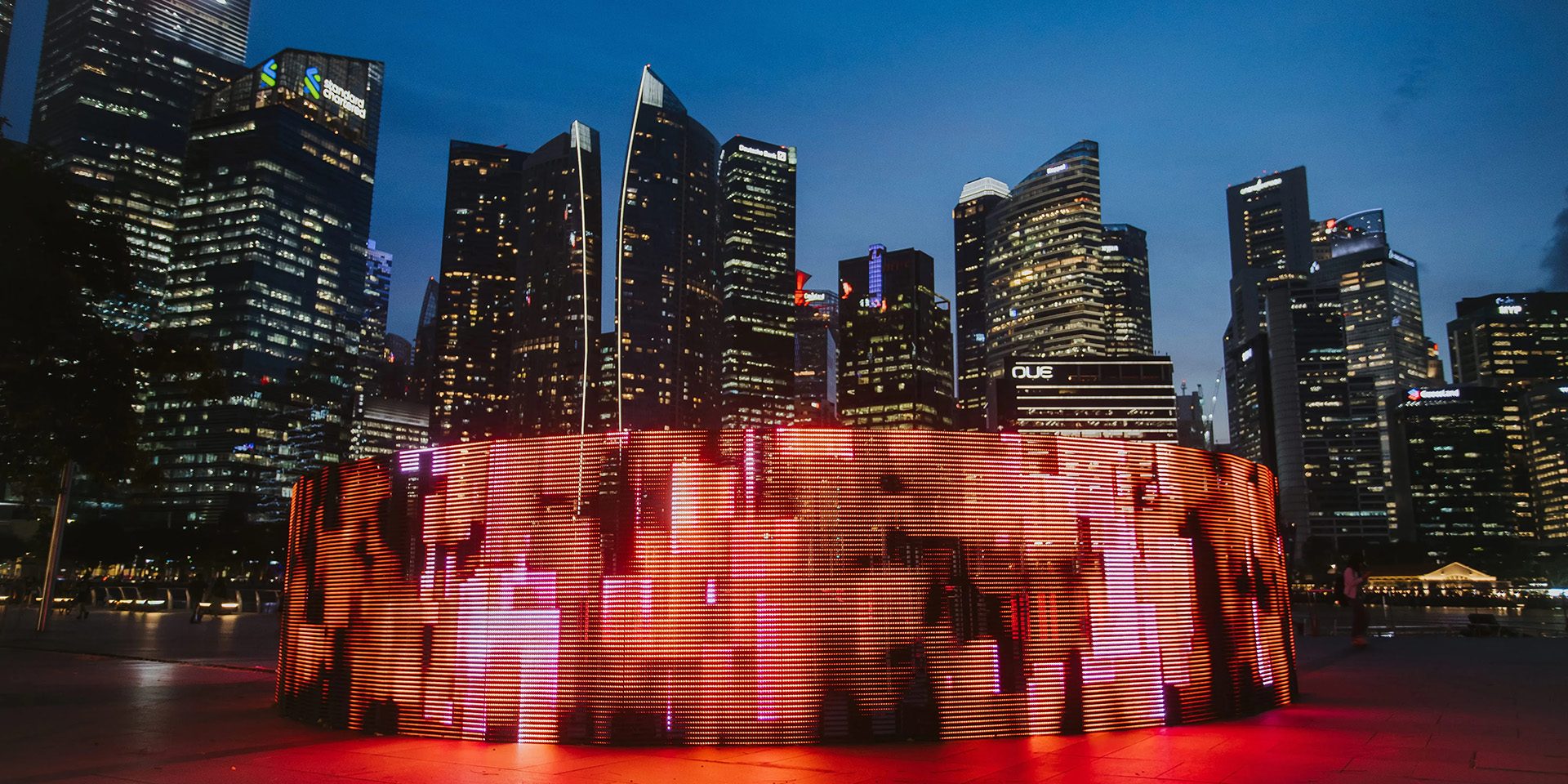 i-light-singapore Leuchtende Lichtinstallation vor der nächtlichen Skyline von Singapur