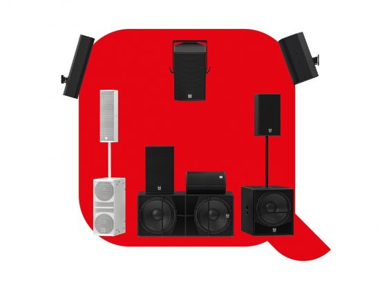 Verschiedene Martin Audio BlacklineQ Lautsprecher und Subwoofer vor rotem Hintergrund gruppiert.