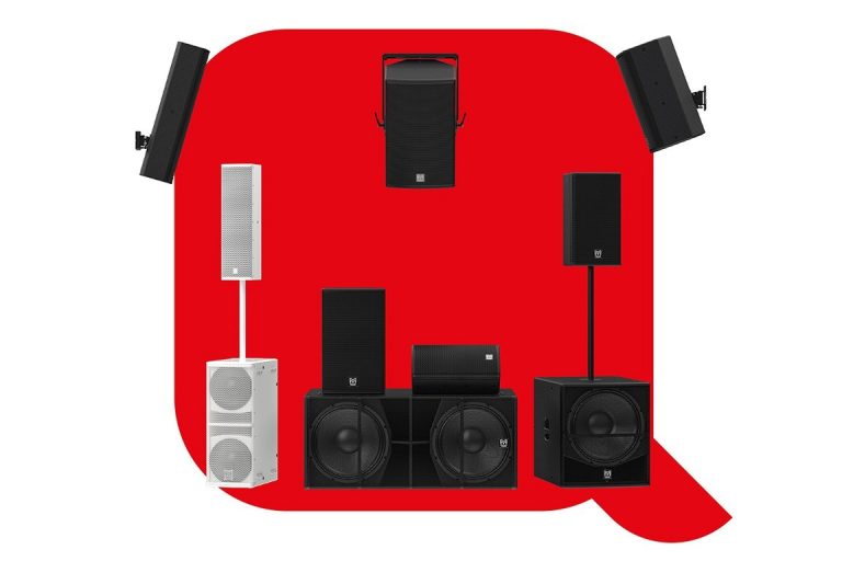 Verschiedene Martin Audio BlacklineQ Lautsprecher und Subwoofer vor rotem Hintergrund gruppiert.