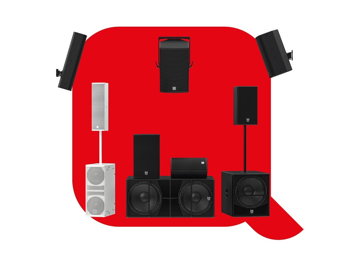 Verschiedene Martin Audio BlacklineQ Lautsprecher und Subwoofer vor rotem Hintergrund gruppiert.