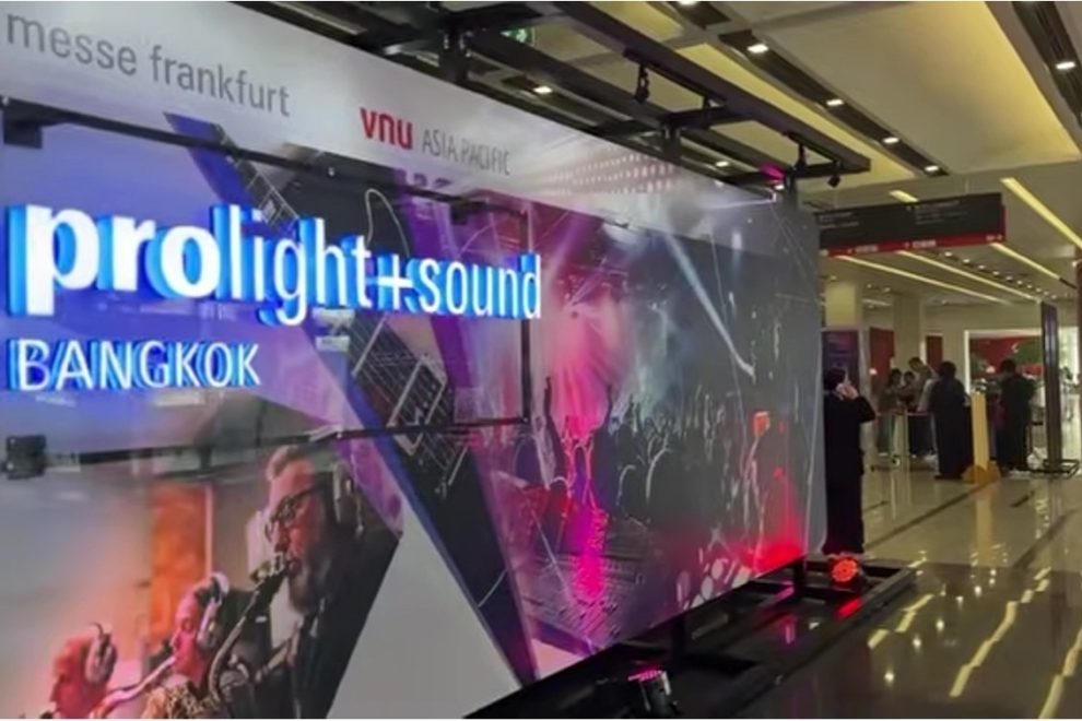 Beleuchteter Schriftzug „Prolight + Sound Bangkok“ am Messeeingang im BITEC Bangkok.