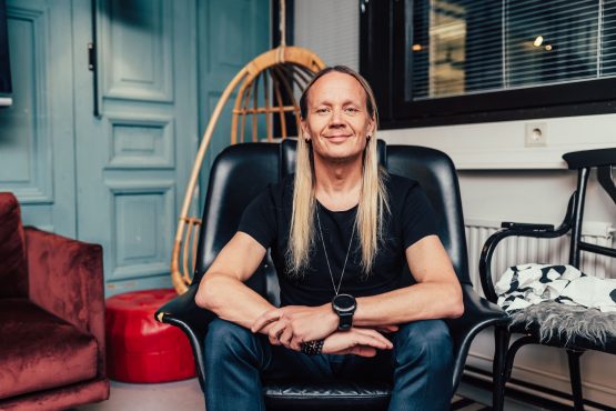 Auf der Prolight + Sound 2024 wird der Bühnen- und Lichtdesigner Mikki Kunttu eine Keynote-Präsentation über 