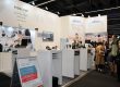 Der Messestand von MIPRO auf der Prolight + Sound 2025 präsentiert sich hell, offen und professionell. Im Zentrum stehen mehrere Produktinseln mit digitaler Drahtlostechnik – darunter Mikrofone, Taschensender und In-Ear-Systeme. Ein aufgestelltes Rollup kündigt spannende Vorträge zu digitalen Mikrofonsystemen, smarter Bühnenpraxis und erfolgreicher Medientechnik an. Die große Besucherzahl am Stand sowie das rege Interesse an den präsentierten Lösungen unterstreichen die Relevanz von MIPRO im professionellen Audiomarkt. Begleitet wird die Ausstellung von auffälligen Visuals, die die Einsatzbereiche der Technik – von Business bis Bühne – eindrucksvoll in Szene setzen.