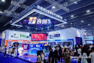 Großer Messestand mit LED-Wänden, Bühnenlösungen und vielen Fachbesuchern