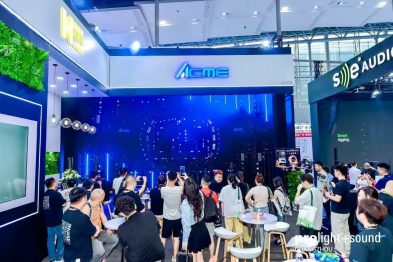 Lichtshow am Acme-Stand mit interessierten Besuchern auf der Prolight + Sound Guangzhou