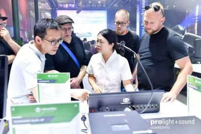 Fachbesucher lassen sich Technik an einem Messestand der Prolight + Sound Guangzhou erklären