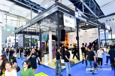Audiotech-Messestand mit Fachbesuchern und großem U-Series-Display