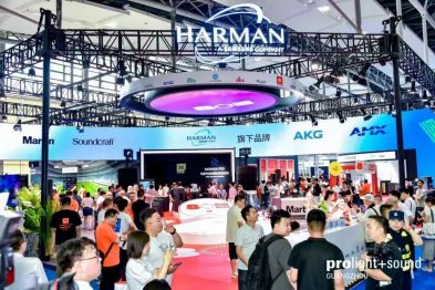 Harman-Messestand mit Marken wie AKG, Soundcraft und zahlreichen Besucherinnen und Besuchern