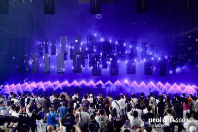 Lichtshow mit violetten Effekten vor Publikum auf der Prolight + Sound Guangzhou.
