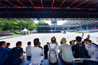 Publikum verfolgt eine Outdoor-Audio-Demo auf dem Messegelände in Guangzhou.