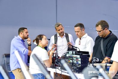 Fachgespräch an einem Audiotechnik-Setup mit Misch- und Konferenztechnik.