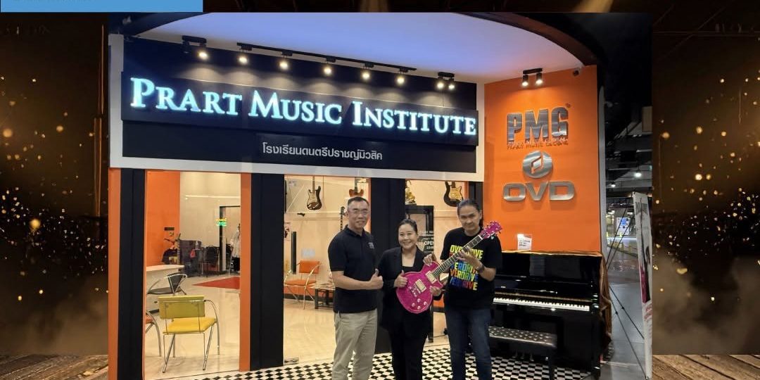 Drei Personen vor dem Prart Music Institute, eine Frau hält eine pinke E-Gitarre.