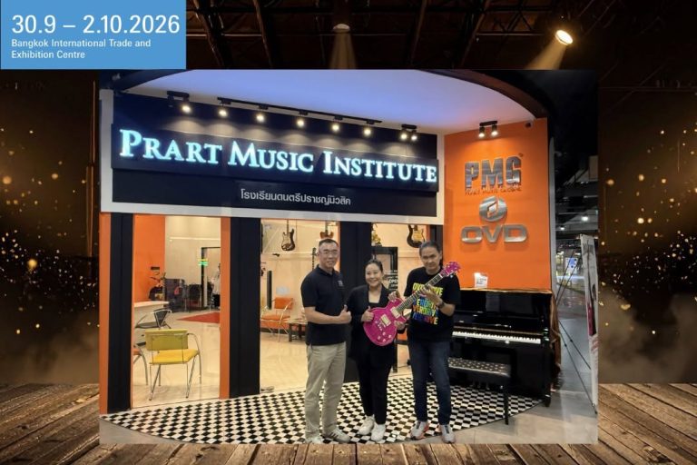 Drei Personen vor dem Prart Music Institute, eine Frau hält eine pinke E-Gitarre.