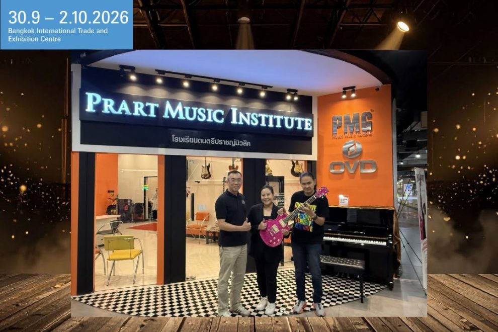 Drei Personen vor dem Prart Music Institute, eine Frau hält eine pinke E-Gitarre.