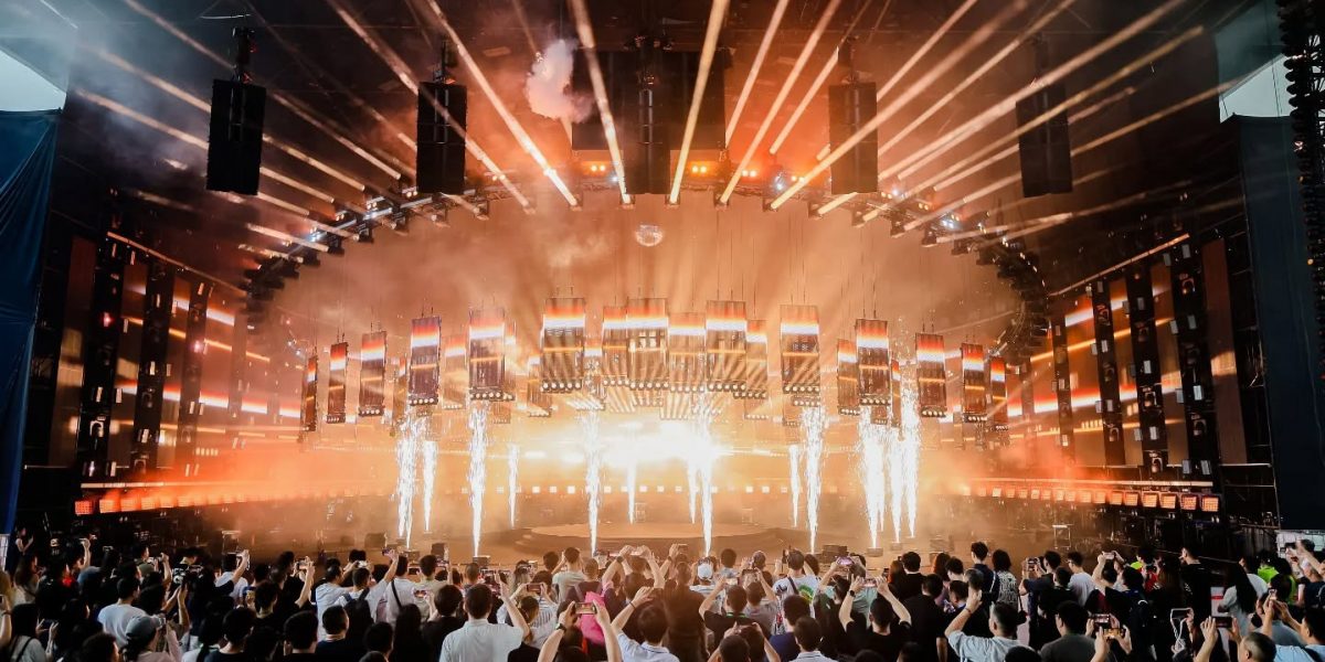 Publikum erlebt spektakuläre Lichtshow mit Pyroeffekten auf der Xtage.