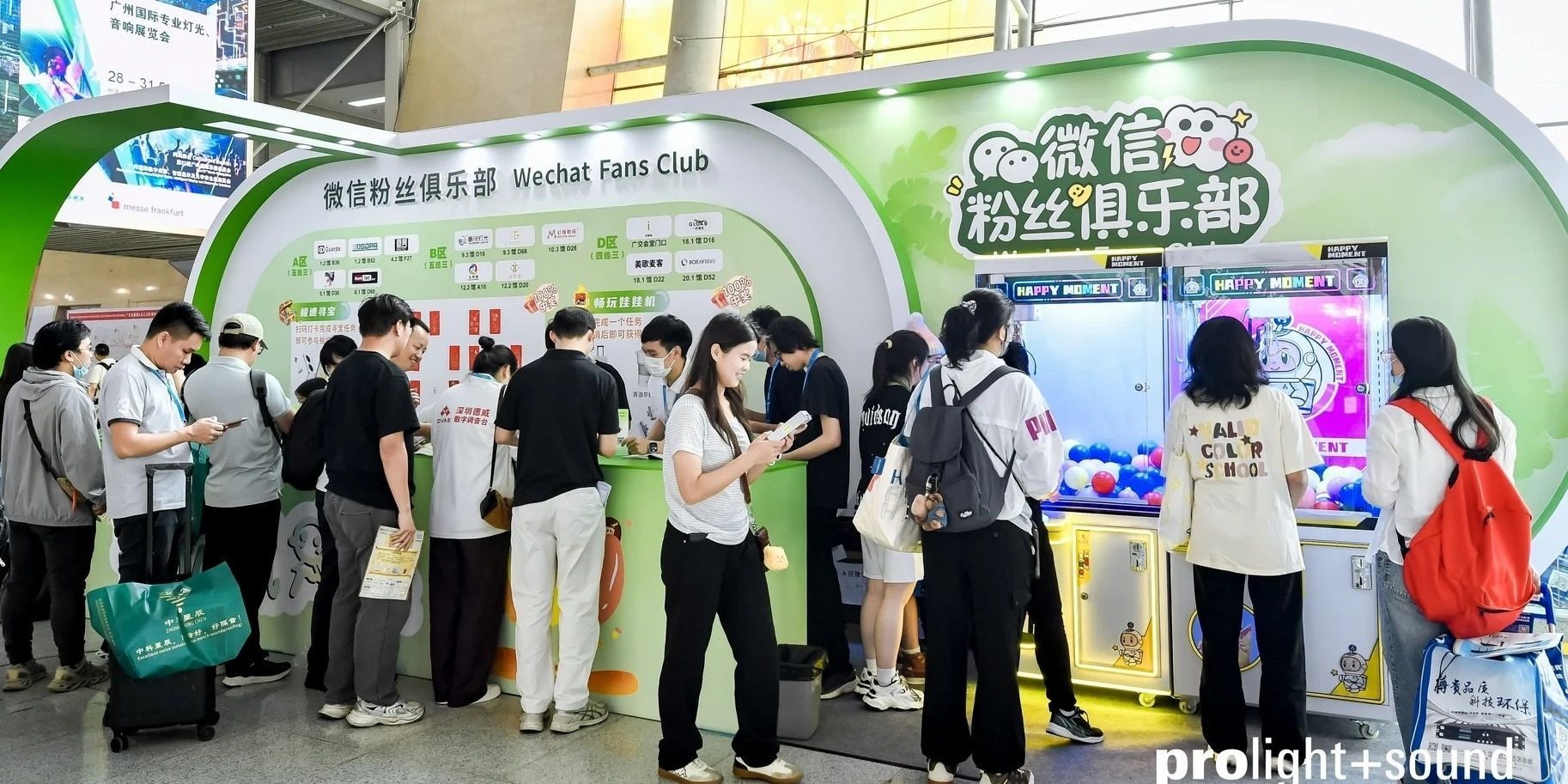 reserve your booth guanzhou 2 Besucherinnen und Besucher sammeln Informationen und nehmen an interaktiven Aktionen an einem Messestand der Prolight + Sound Guangzhou teil.