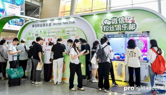 Besucherinnen und Besucher sammeln Informationen und nehmen an interaktiven Aktionen an einem Messestand der Prolight + Sound Guangzhou teil.