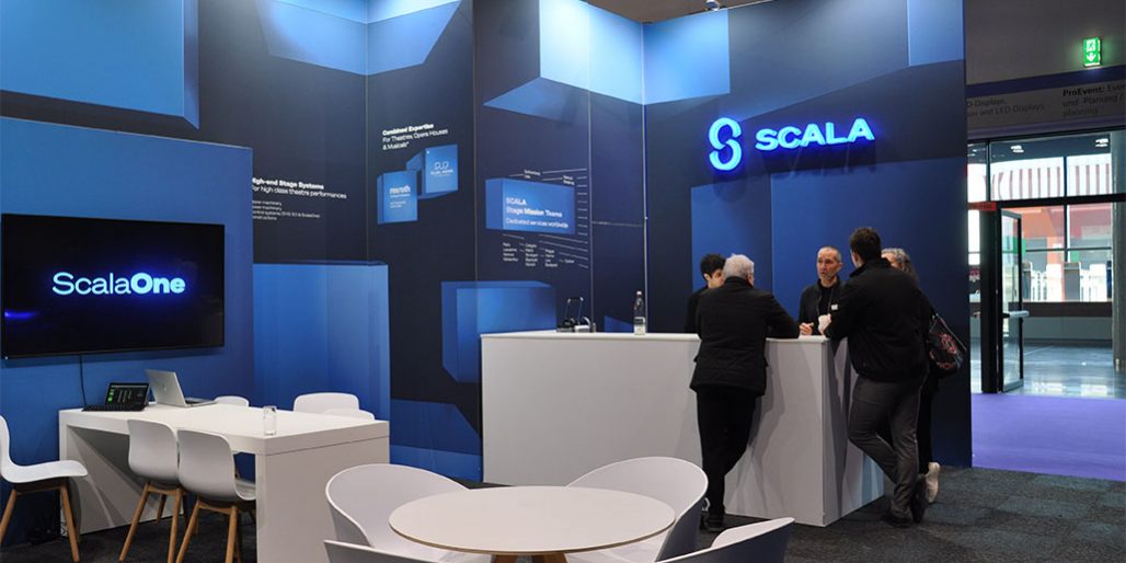 scala-pls-2025 Messestand von SCALA mit ScalaOne-Display, Theke und Infogesprächen auf der Prolight + Sound.