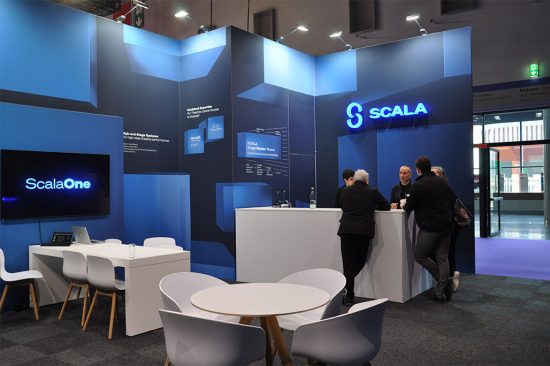 Messestand von SCALA mit ScalaOne-Display, Theke und Infogesprächen auf der Prolight + Sound.